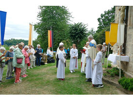 Feier des Mährisch-Neustädter Wachsstockfestes an der Weingartenkapelle (© Karl-Franz Thiede)